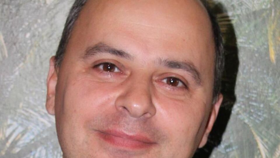 Коссе успел прикрыть голову рукой, пуля попала в руку