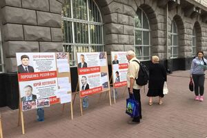 Організатори обіцяють надалі виставляти більше конструкцій із портретами чиновників