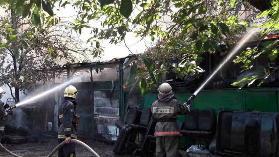 Рятувальники локалізували пожежу на площі 400 м² у Києві