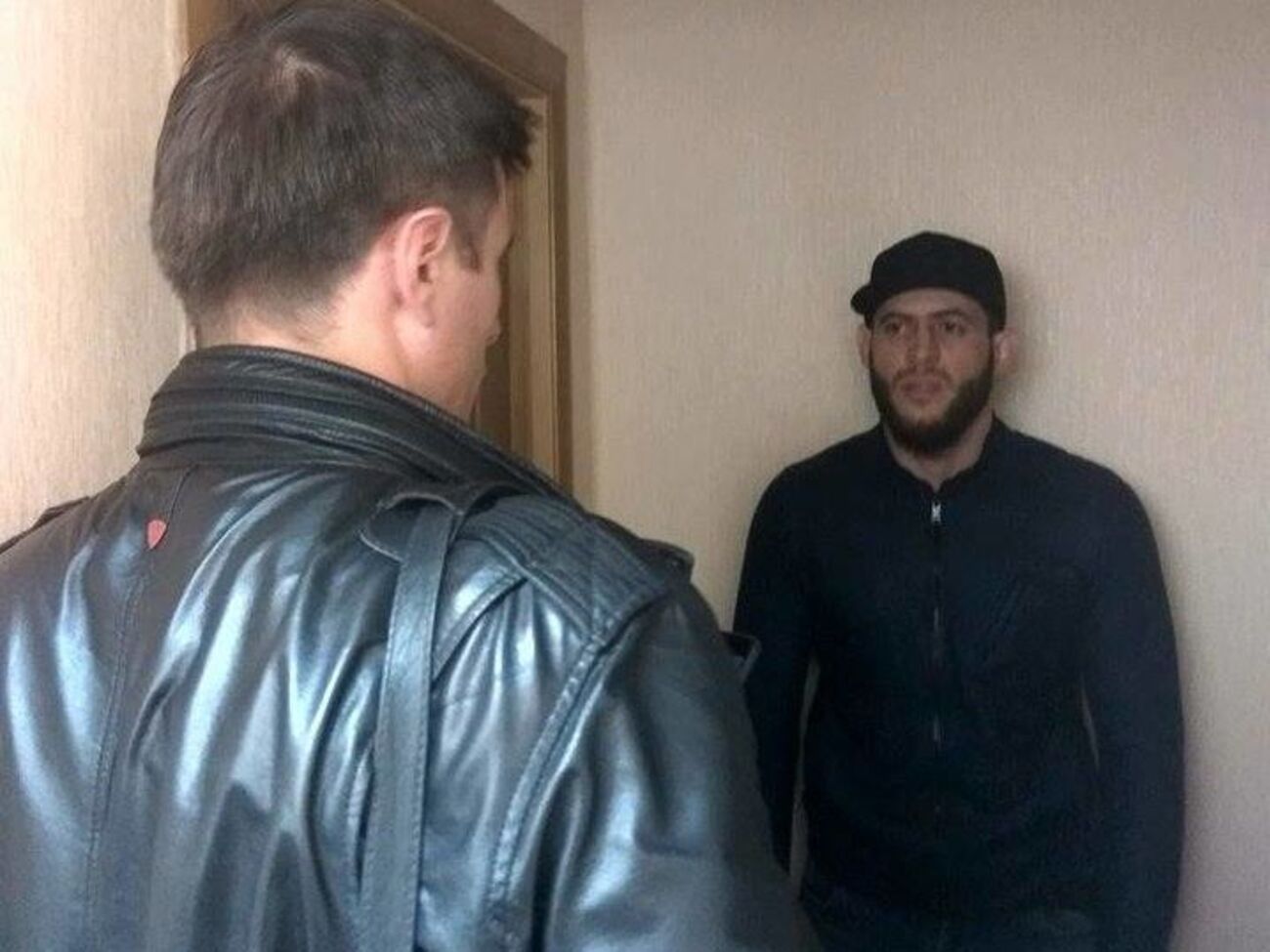 Амриев (справа) ускользнул от чеченской полиции