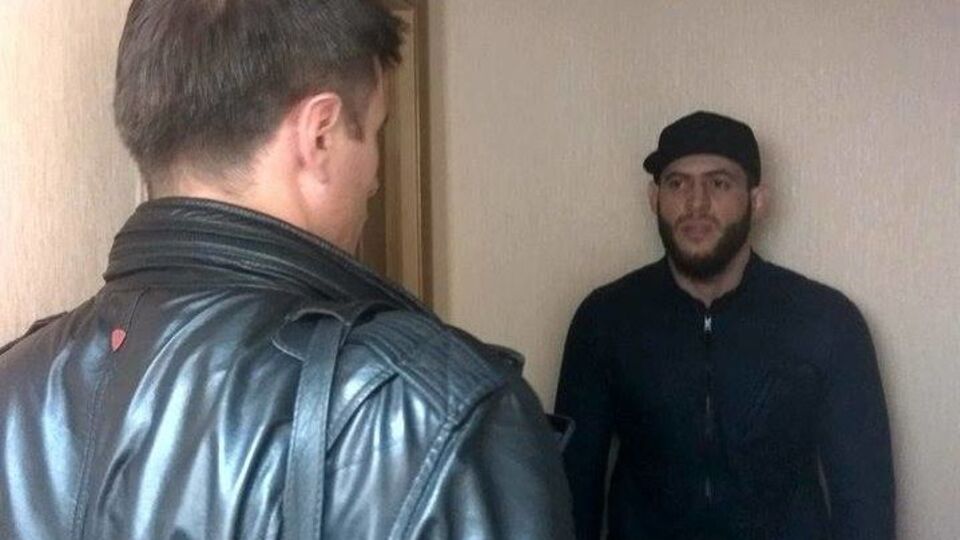 Амриев (справа) ускользнул от чеченской полиции