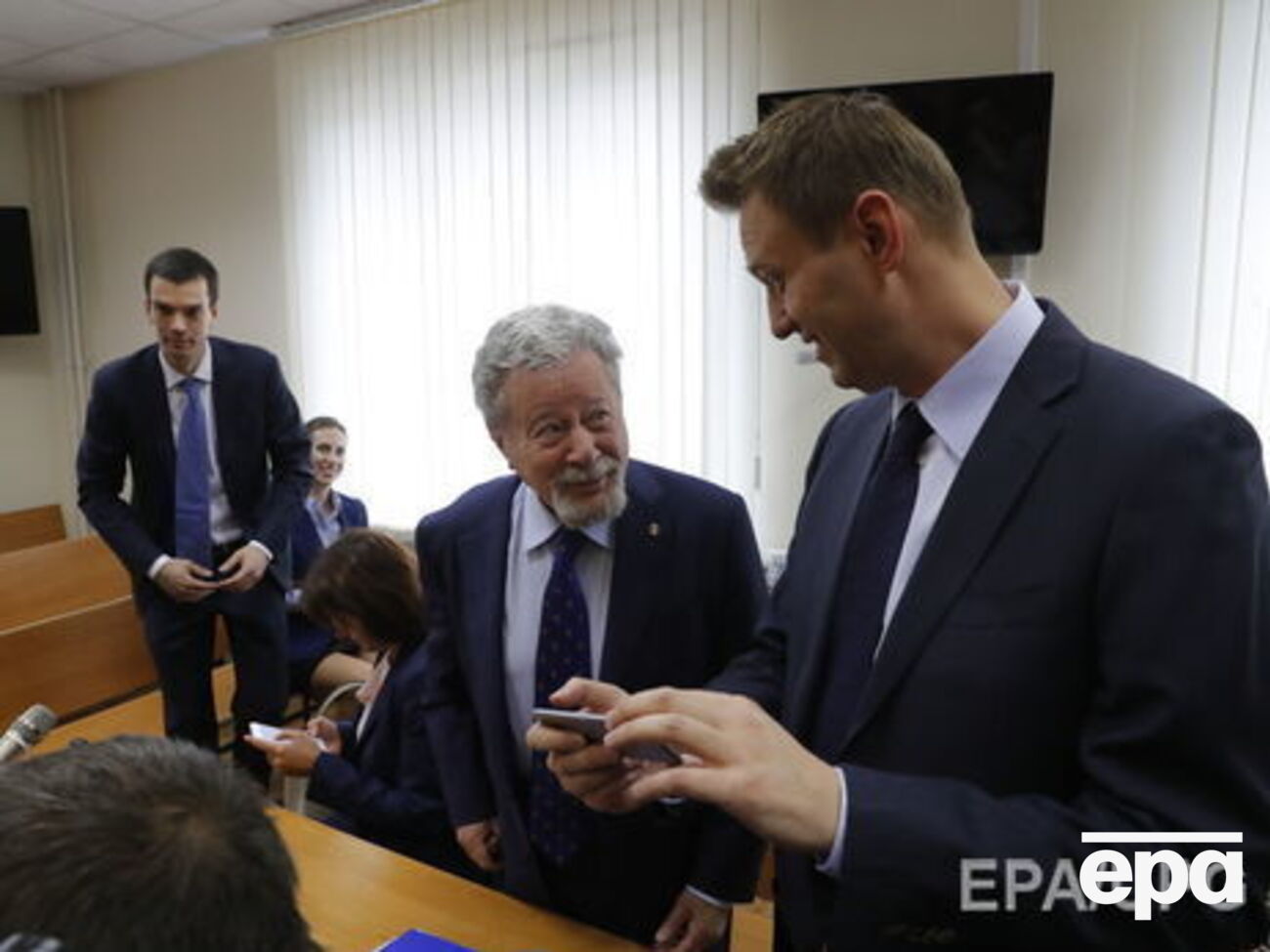 Согласно решению суда, Навальный должен удалить сведения, признанные судом "не соответствующими действительности и порочащими",&nbsp;с трех сайтов и с канала в YouTube, а также из социальной сети Facebook