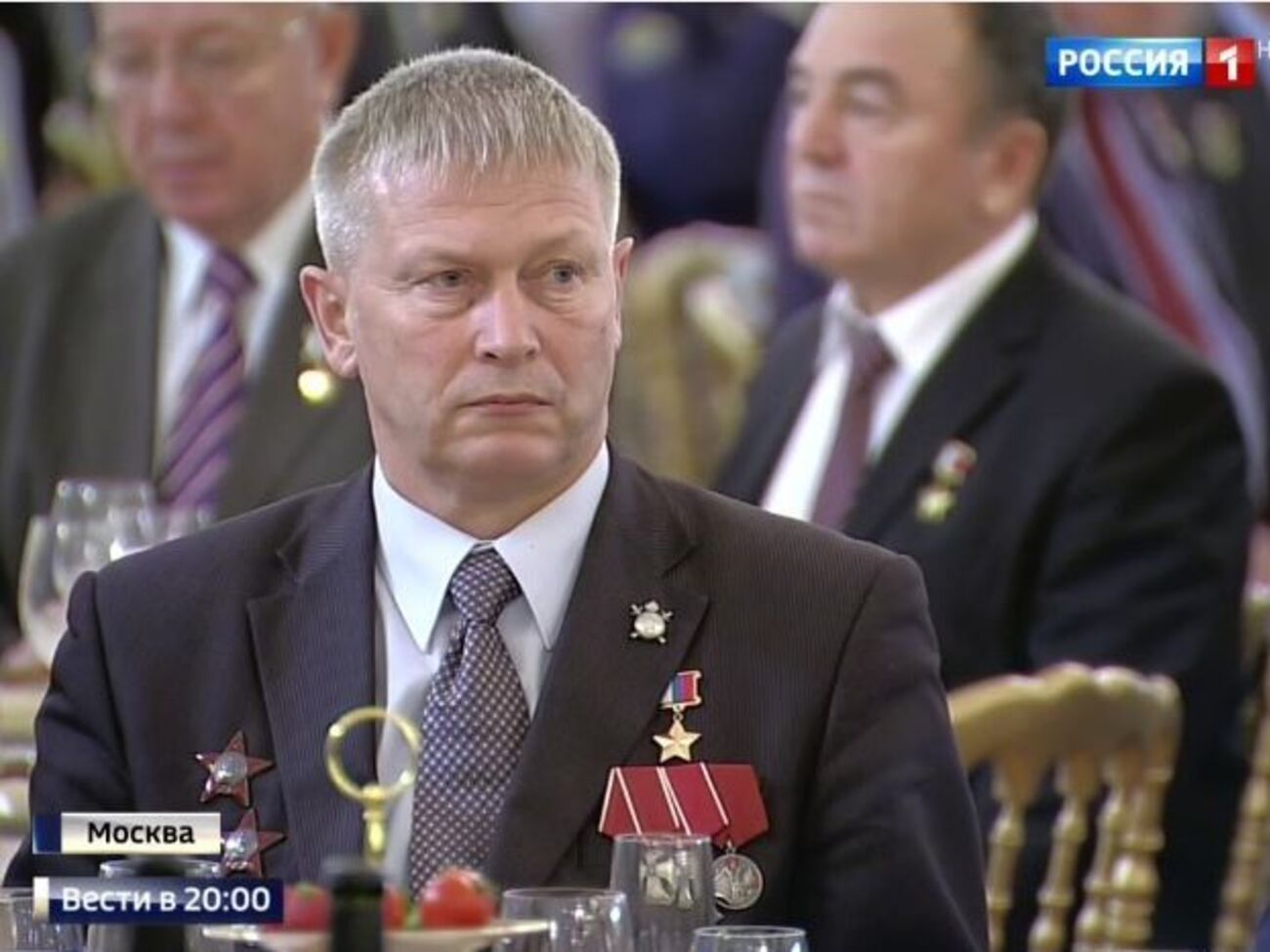 Трошев попал в объективы телевидения со звездой Героя России