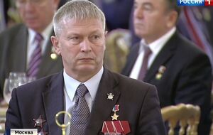 Трошев попал в объективы телевидения со звездой Героя России