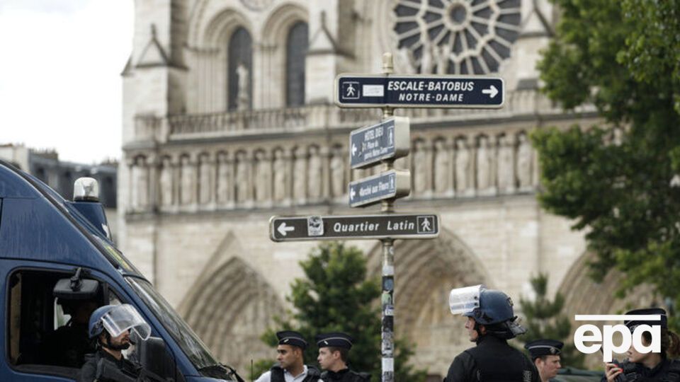 Злоумышленник, напавший на полицейского, кричал о Сирии, заявили в МВД Франции
