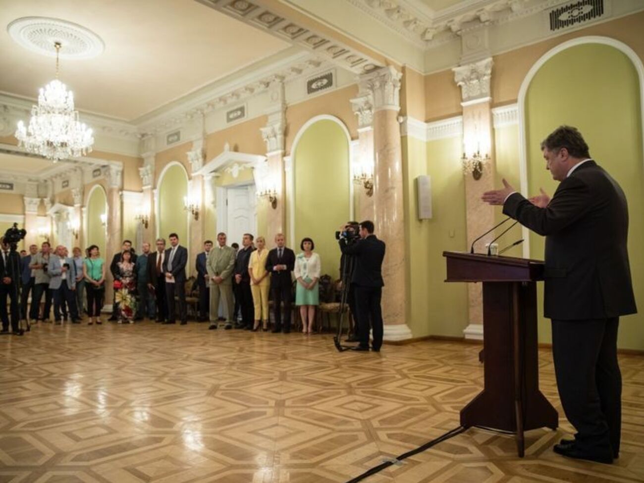 Порошенко: І в мене тут, у серці, так само болить, як і у вас. Я так само з вами