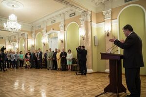 Порошенко: І в мене тут, у серці, так само болить, як і у вас. Я так само з вами