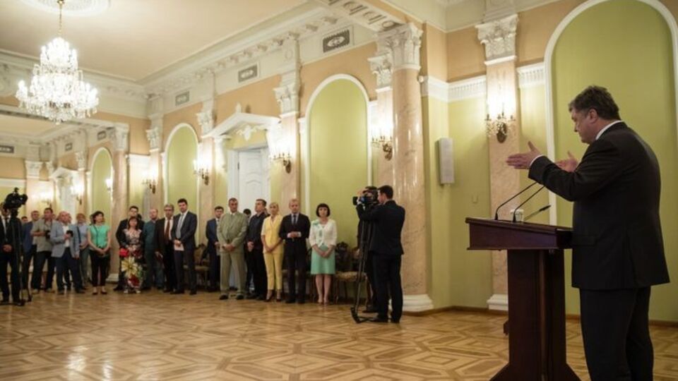 Порошенко: І в мене тут, у серці, так само болить, як і у вас. Я так само з вами