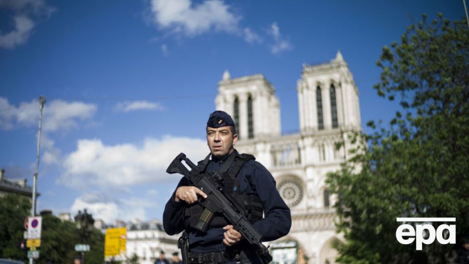 Нападение произошло возле Собора Парижской Богоматери