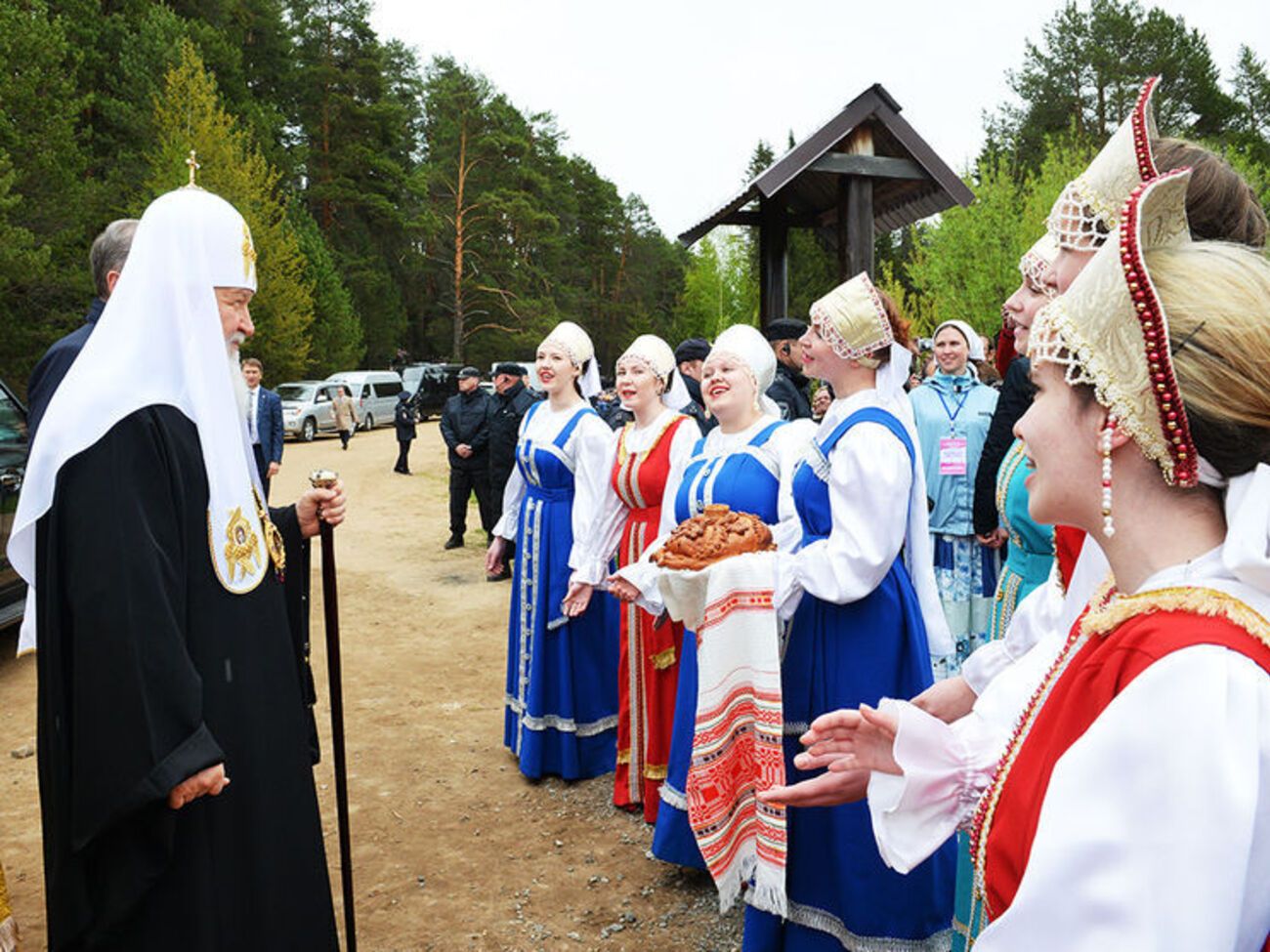 Кирилл провел литургию на берегу реки Великой
