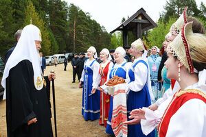 Кирилл провел литургию на берегу реки Великой