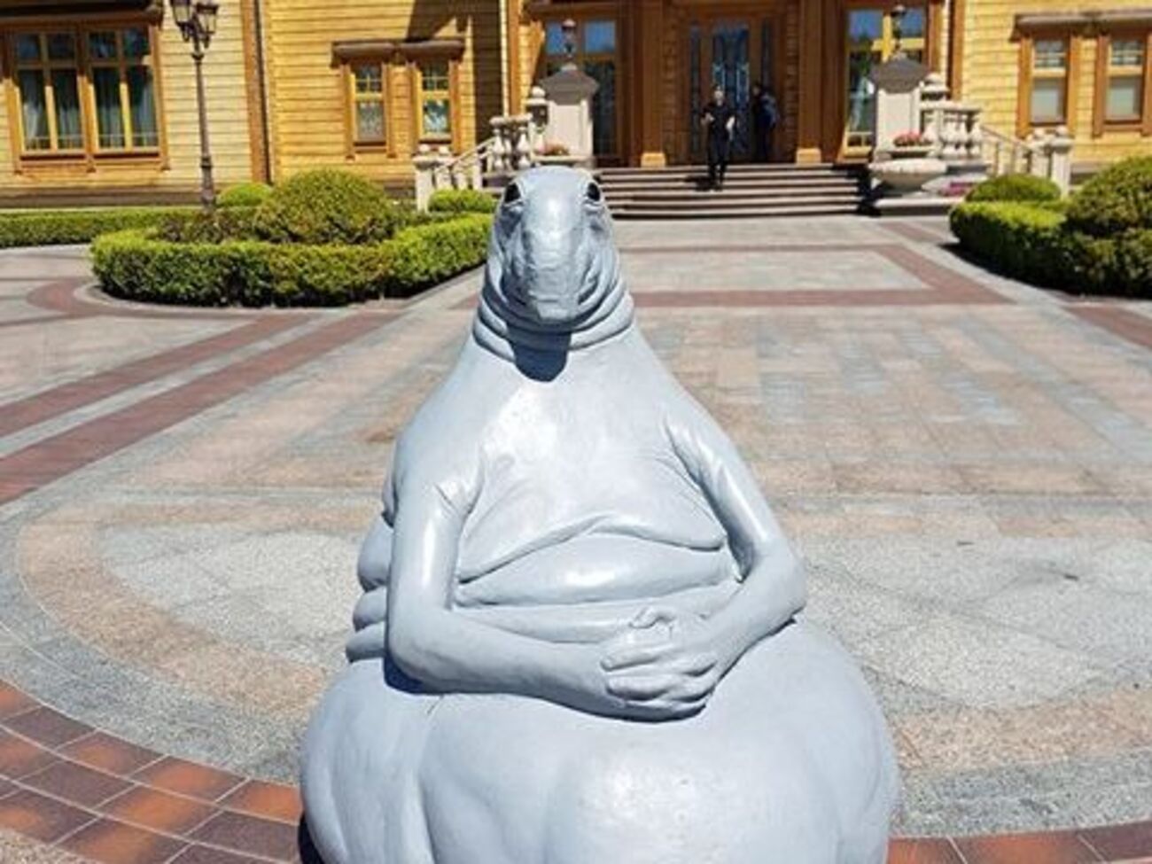 Скульптуру создали из специального пластика