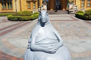 Скульптуру створили зі спеціального пластику