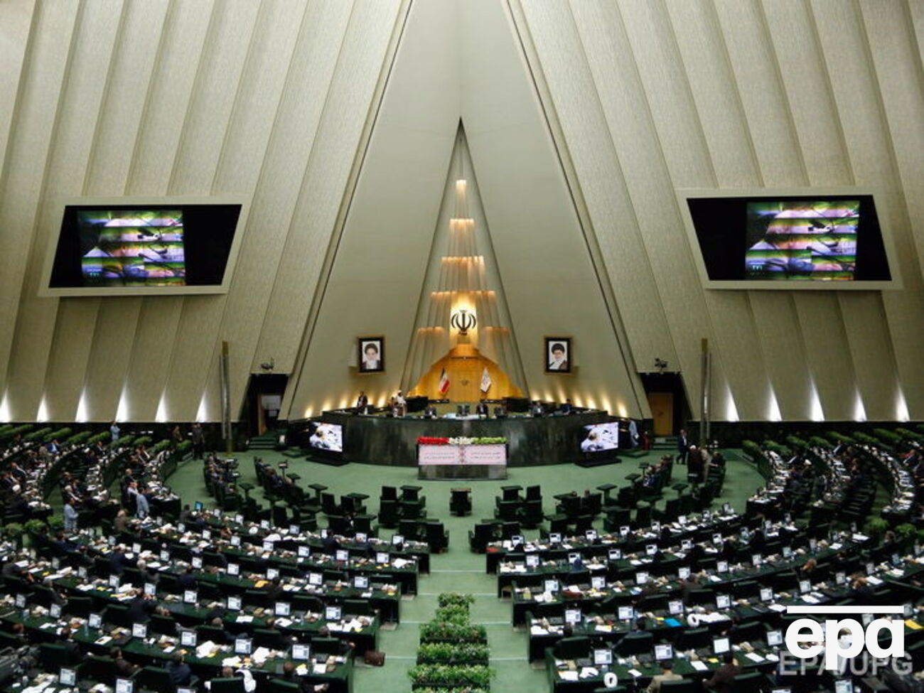 СМИ сообщили о стрельбе в здании парламента Ирана