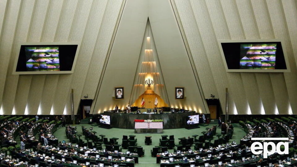 СМИ сообщили о стрельбе в здании парламента Ирана
