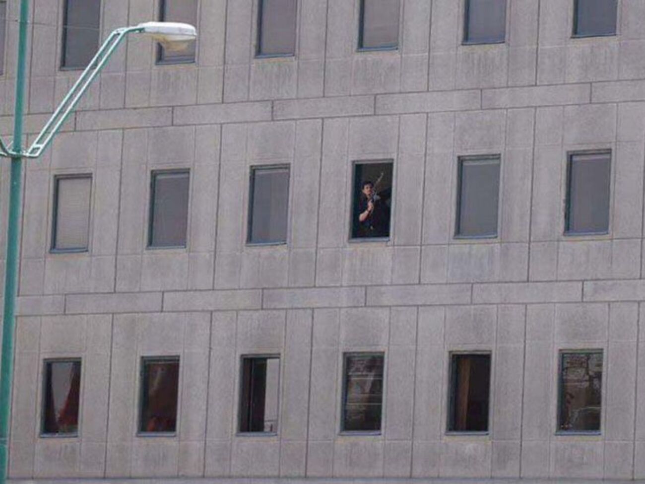 Джерела заявили, що стрілянина триває