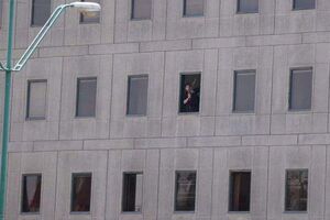 Джерела заявили, що стрілянина триває