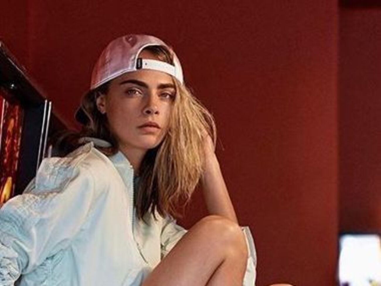 Делевинь позировала, сняв одежду