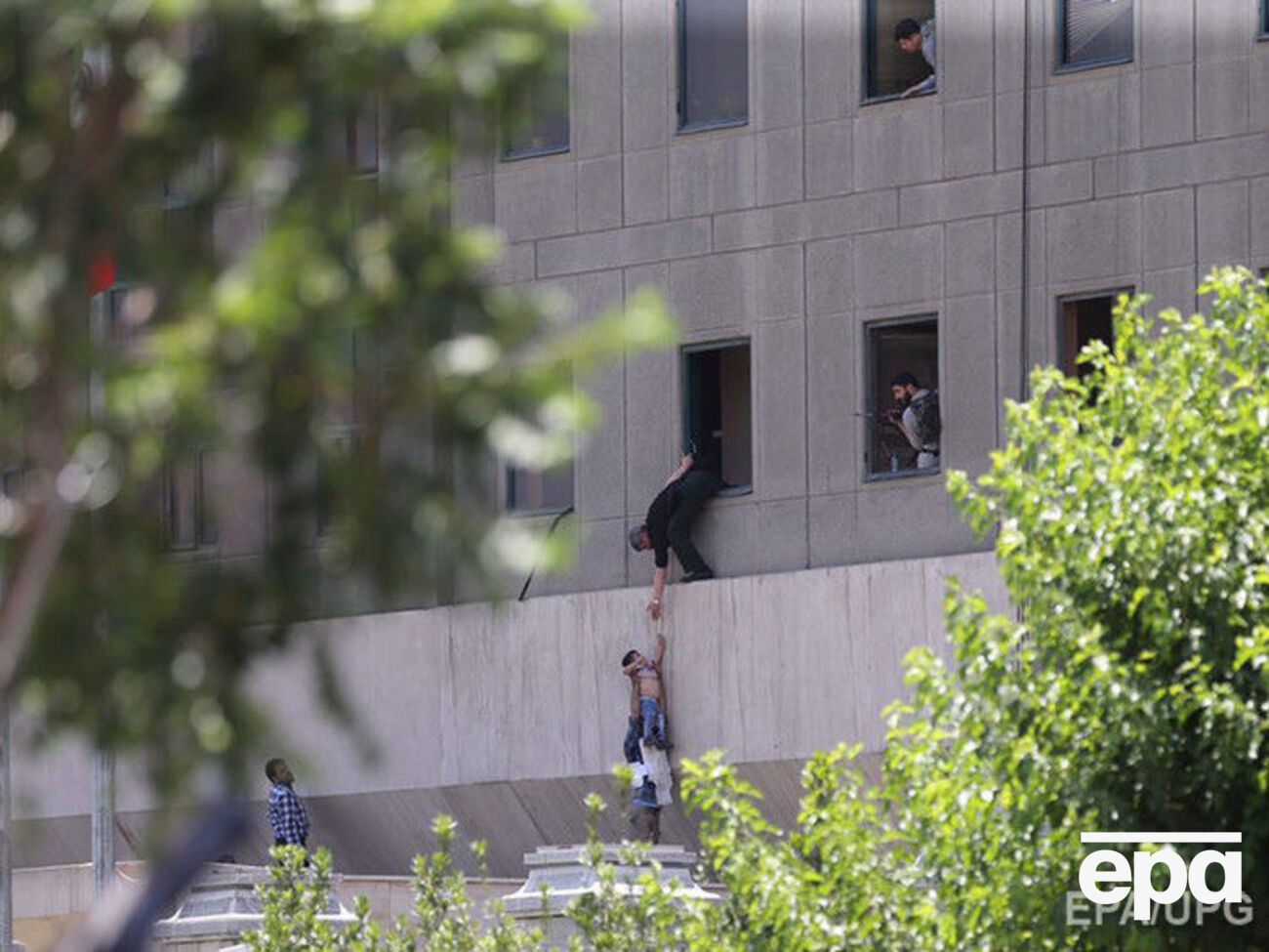 Повідомляють про п'ятьох загиблих під час нападу на парламент Ірану