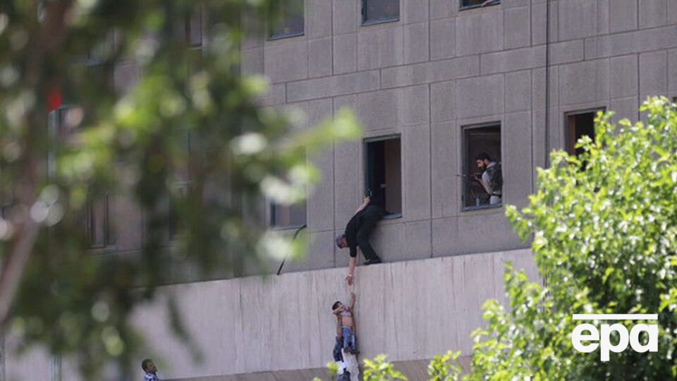 Повідомляють про п'ятьох загиблих під час нападу на парламент Ірану