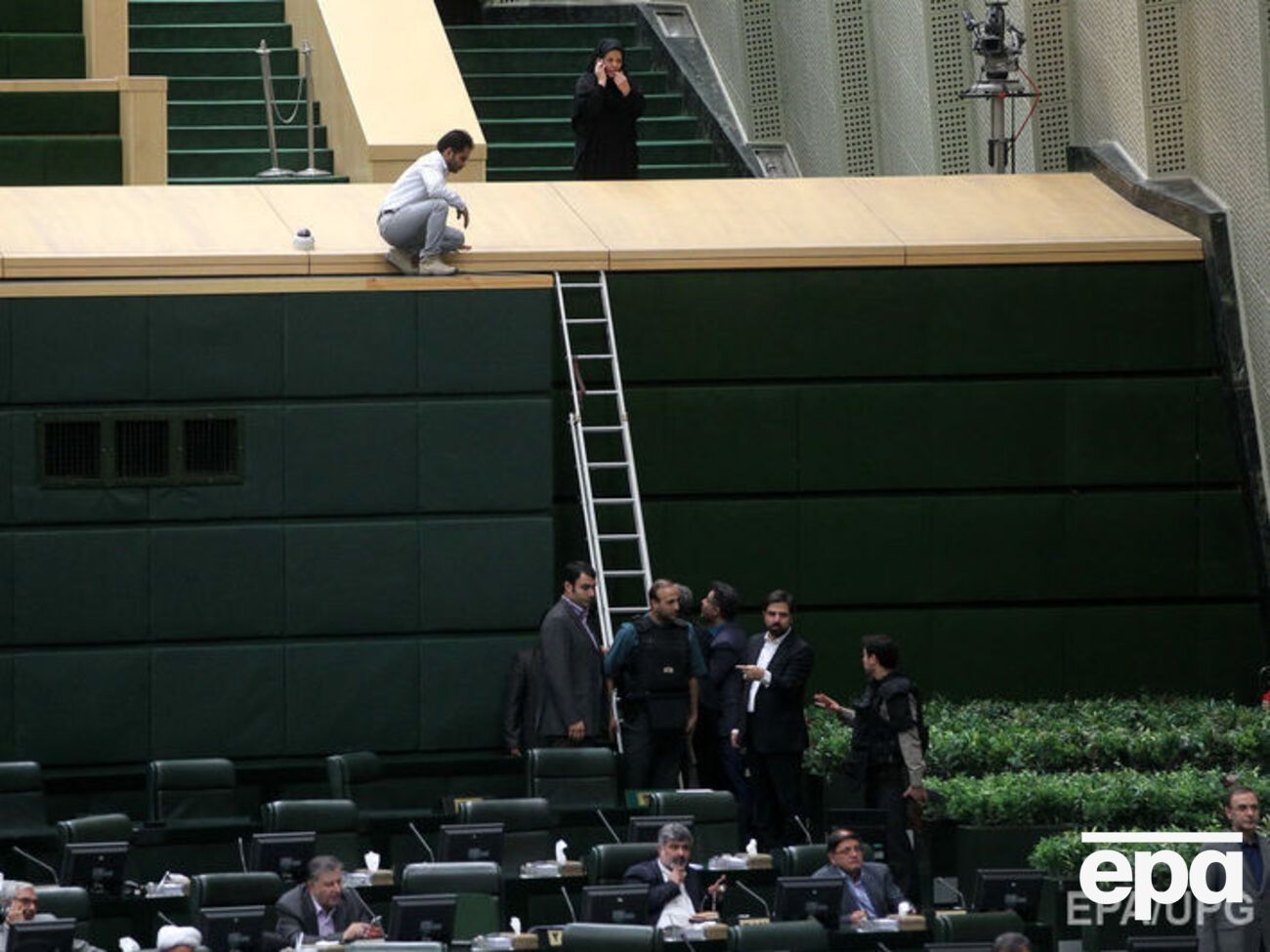 Журналисты сказали, что в парламенте больше не стреляют