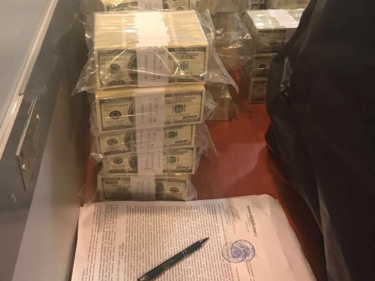 Чиновника затримали під час отримання $5 млн