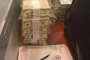 Чиновника затримали під час отримання $5 млн