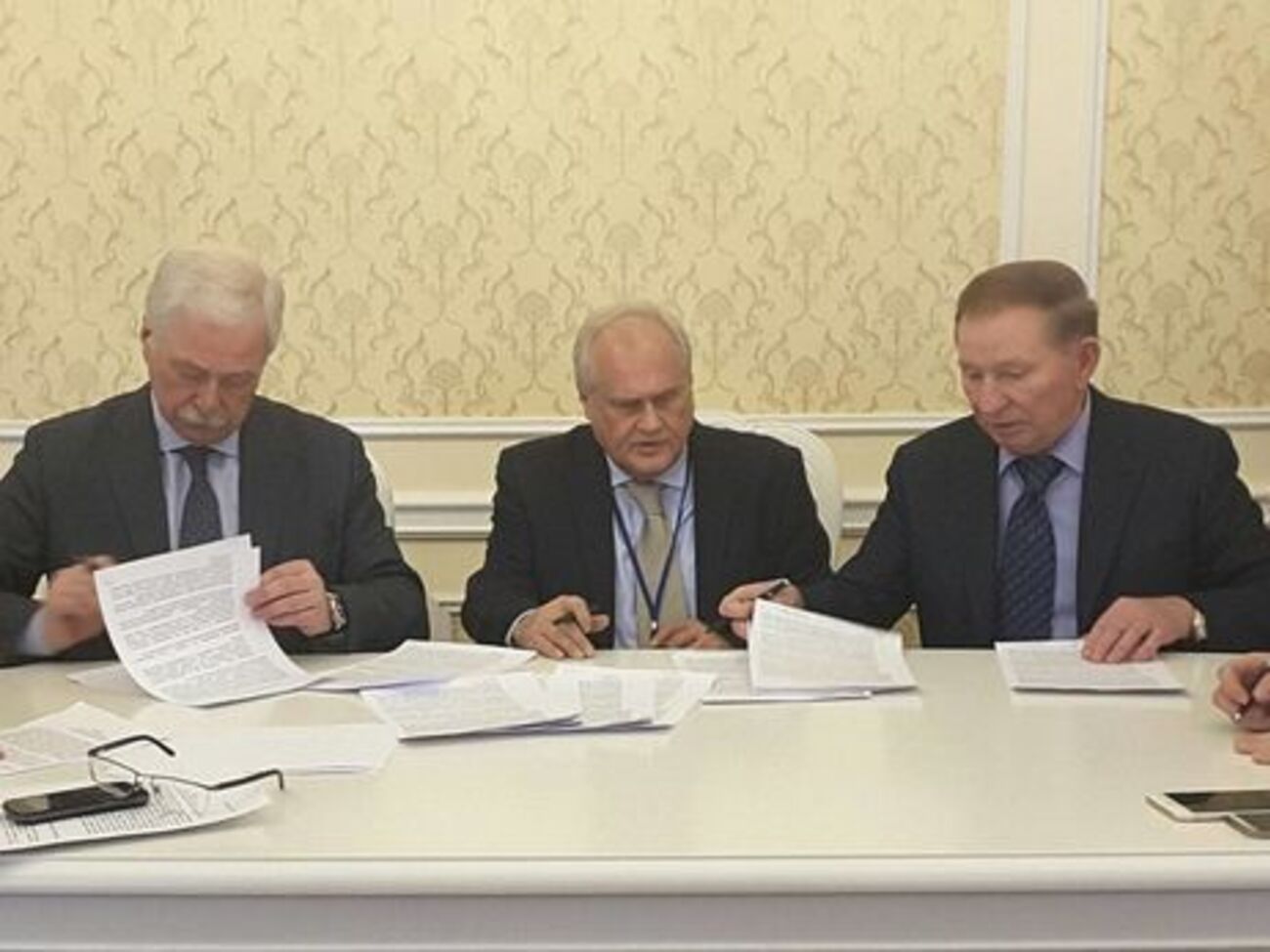 У Мінську пройшов раунд переговорів про врегулювання ситуації на Донбасі. На фото представник російської сторони Борис Гризлов, спецпредставник ОБСЄ Мартін Сайдік, Леонід Кучма