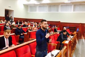 Михайленко (з мікрофоном) стверджує, що тільки сама Київрада може скасувати рішення про нічну торгівлю спиртним