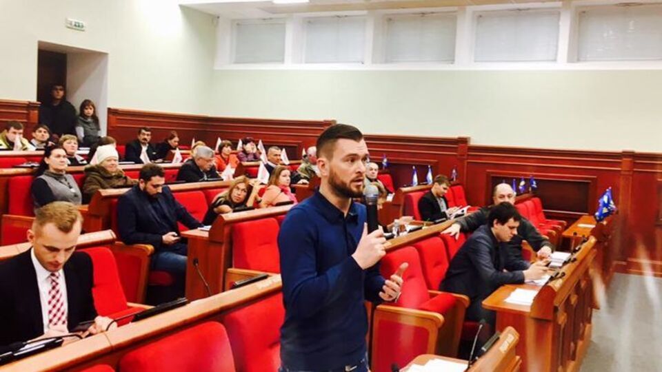 Михайленко (с микрофоном) утверждает, что только сам Киевсовет может отменить решение о ночной торговле спиртным