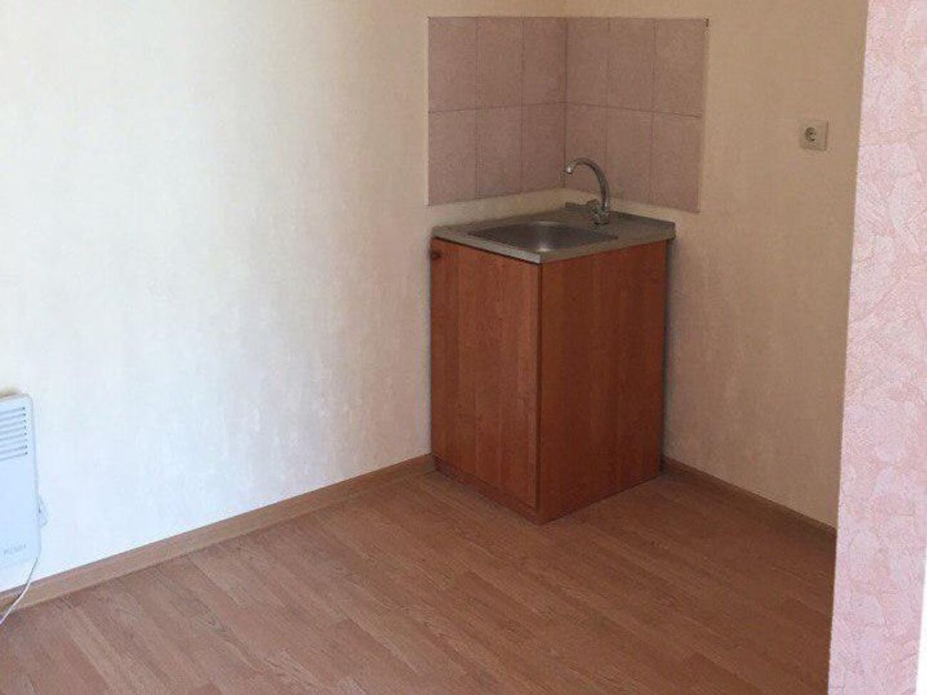 Одной семье досталась&nbsp;половина комнаты и кухня, второй &ndash;&nbsp;прихожая и санузел