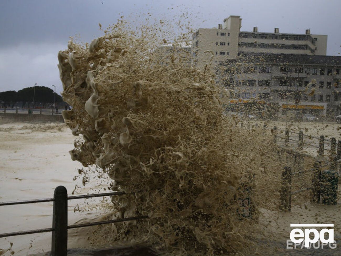 Злива і потужні потоки води змивають будинки
