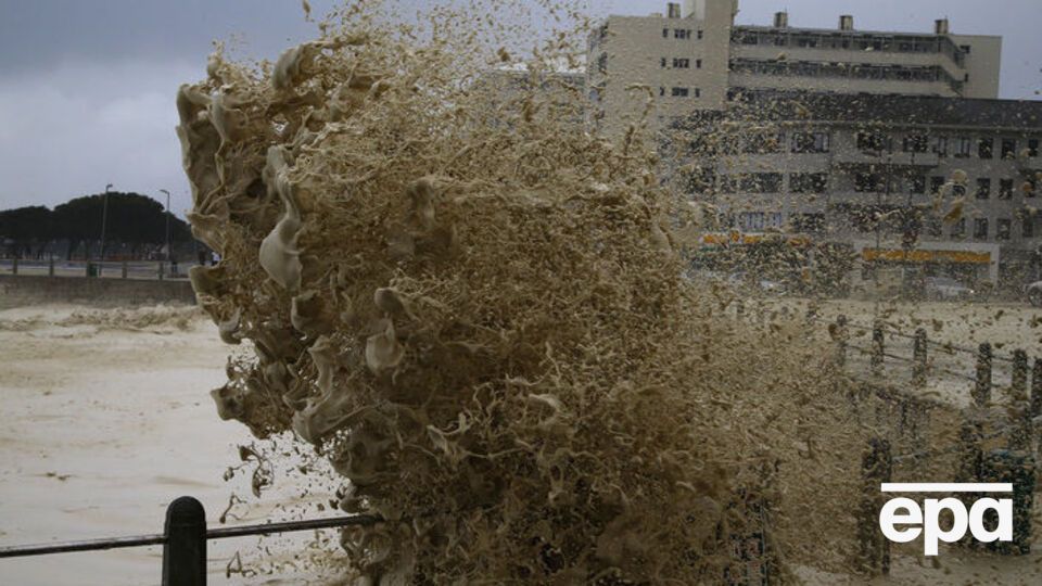 Злива і потужні потоки води змивають будинки