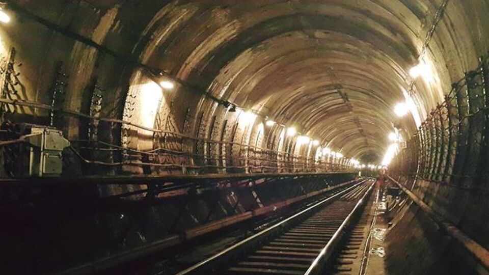 Людина наклала на себе руки, стрибнувши під потяг метро