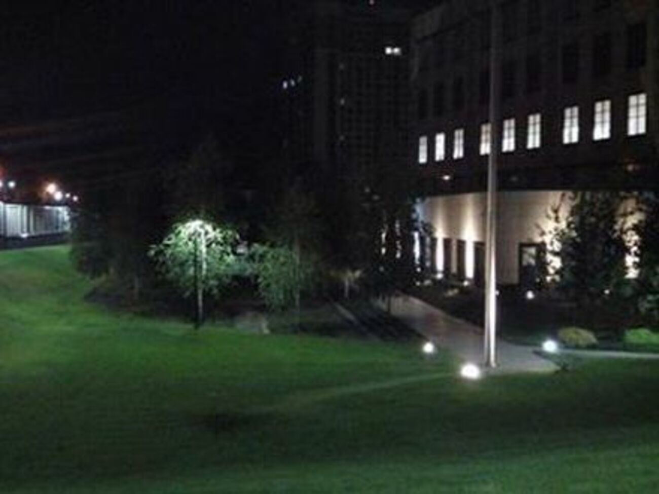 Взрыв не нанес значительного вреда зданию посольства США в Киеве