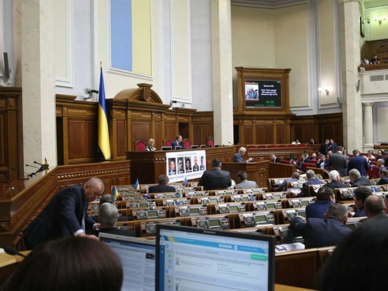 Отправка законопроекта на повторное второе чтение или доработку также не нашла поддержки в зале