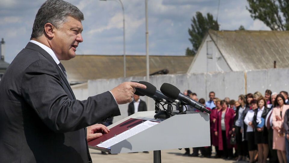 Порошенко: Руки були зв'язані корупційними схемами
