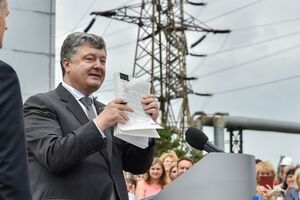 Порошенко: Закон є доленосним, антикорупційним