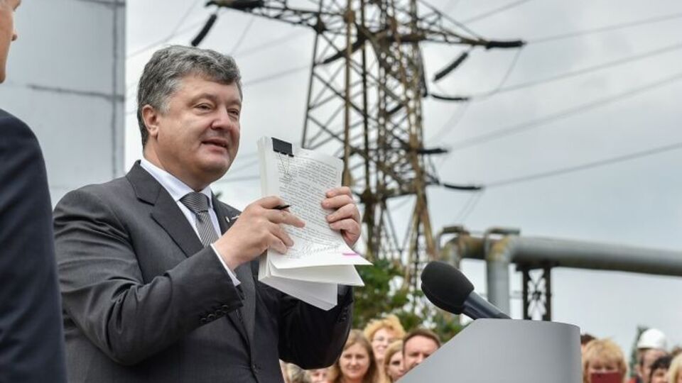 Порошенко: Закон є доленосним, антикорупційним