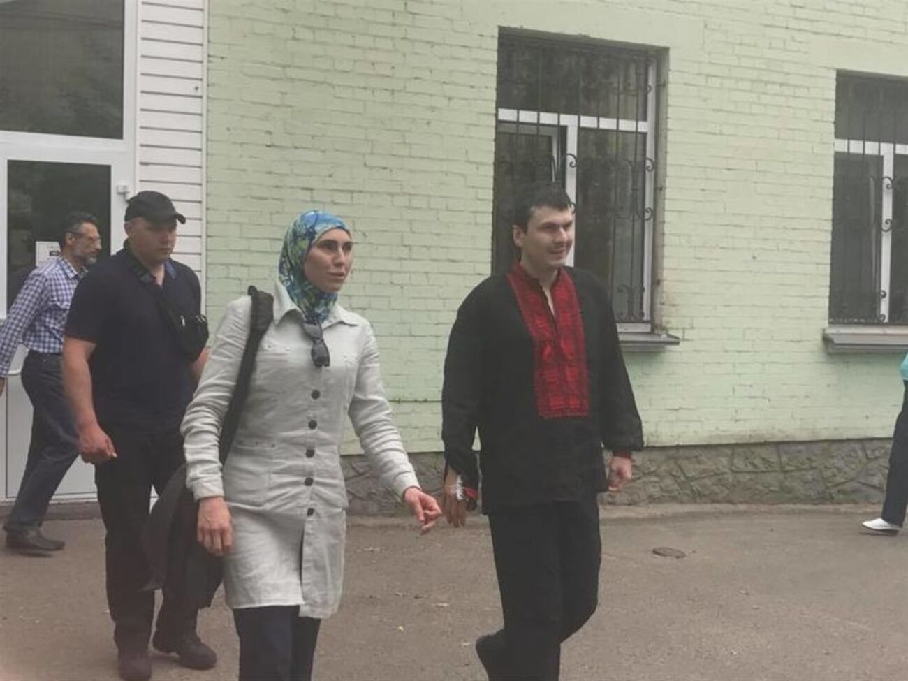 Із лікарні Осмаєв вийшов разом із дружиною Аміною Окуєвою
