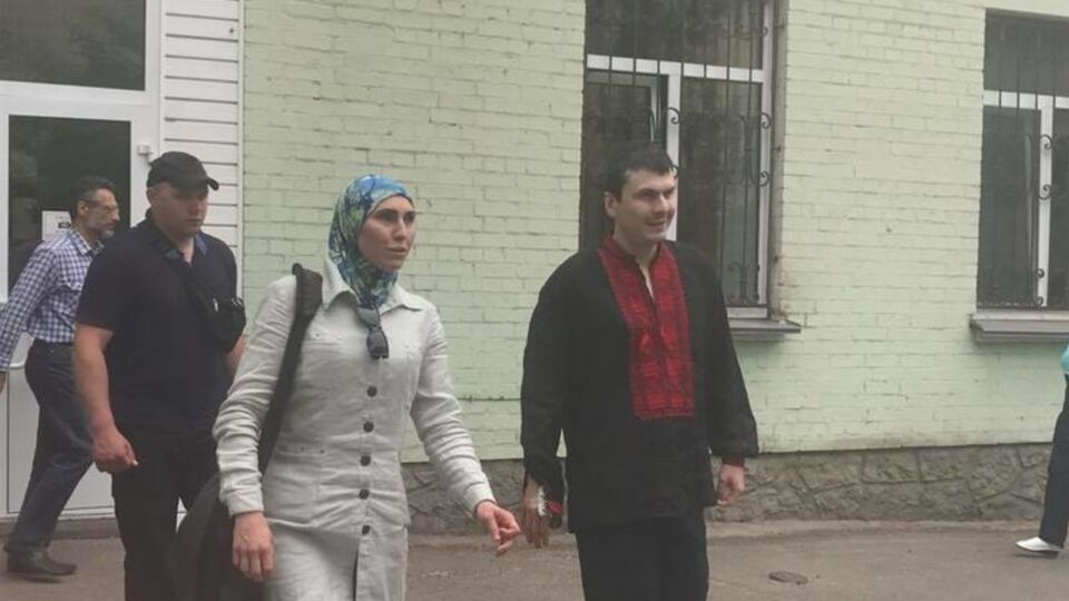 Із лікарні Осмаєв вийшов разом із дружиною Аміною Окуєвою