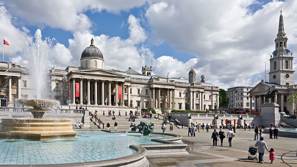 Трафальгарська площа розташована у Вестмінстері в центрі Лондона