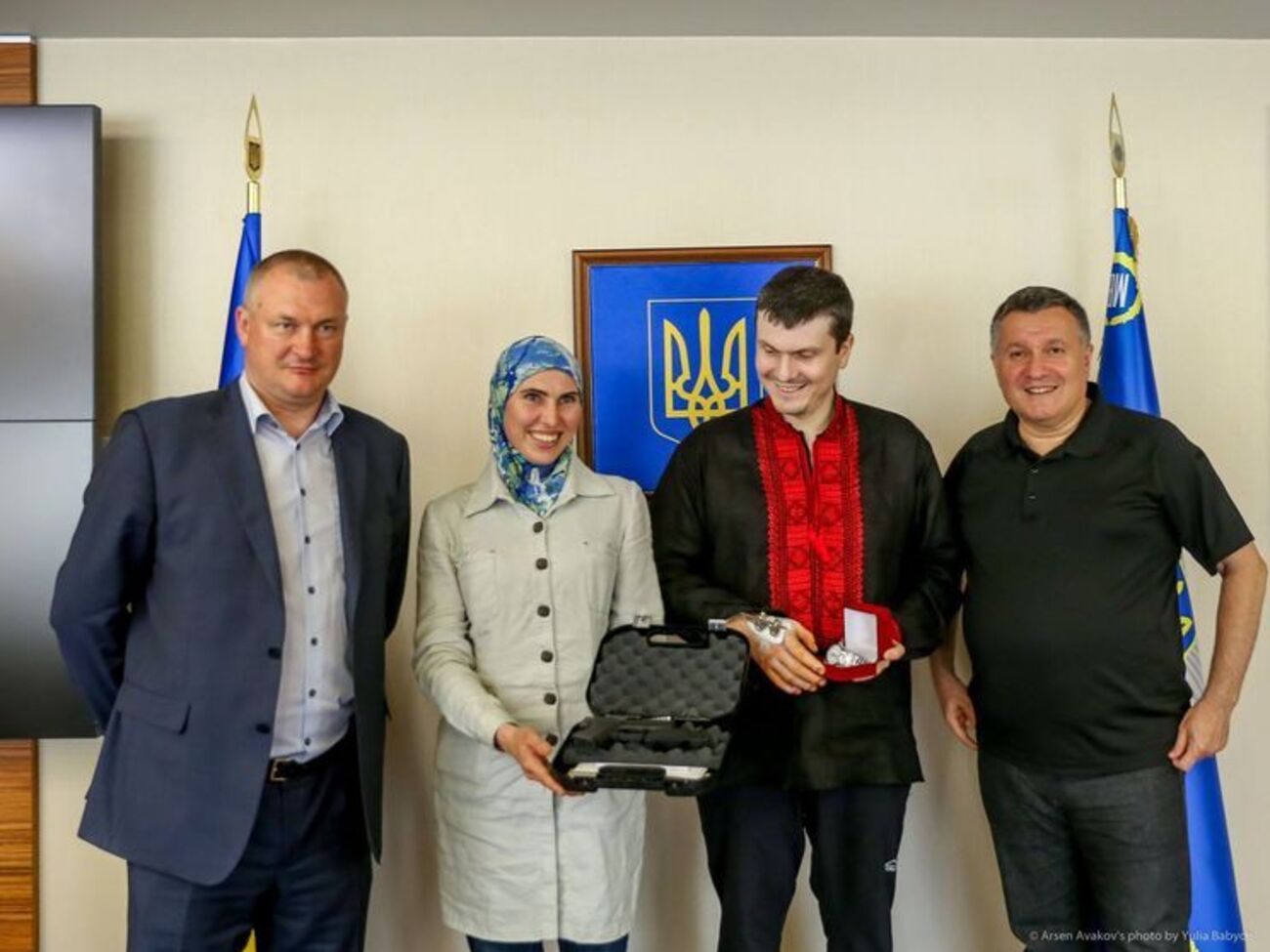 Аваков подарував Окуєвій новий пістолет, а Осмаєву – годинник