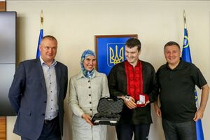 Аваков подарував Окуєвій новий пістолет, а Осмаєву – годинник