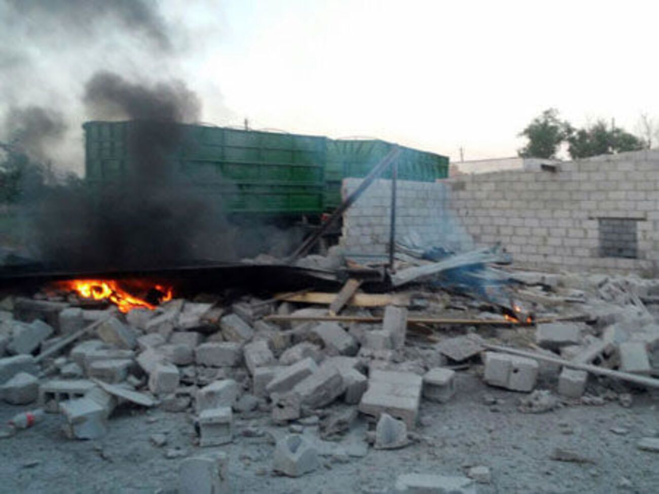 Полиция: Боевики "ДНР" выпустили по Сартане более 50 снарядов. Контужены трое военнослужащих. Фоторепортаж