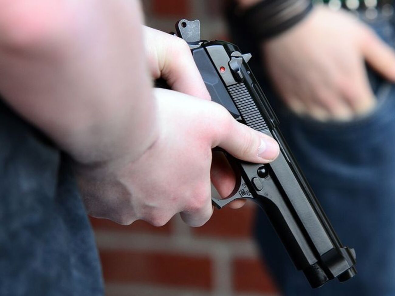 Мужчина якобы застрелился после просмотра видеоролика, в котором показано, как играть в "русскую рулетку"