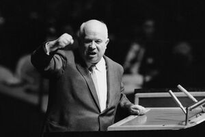 Хрущов удочерив Юлію після смерті її батька