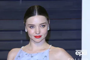 Керр поделилась снимком, на котором запечатлено ее обручальное кольцо на безымянном пальце