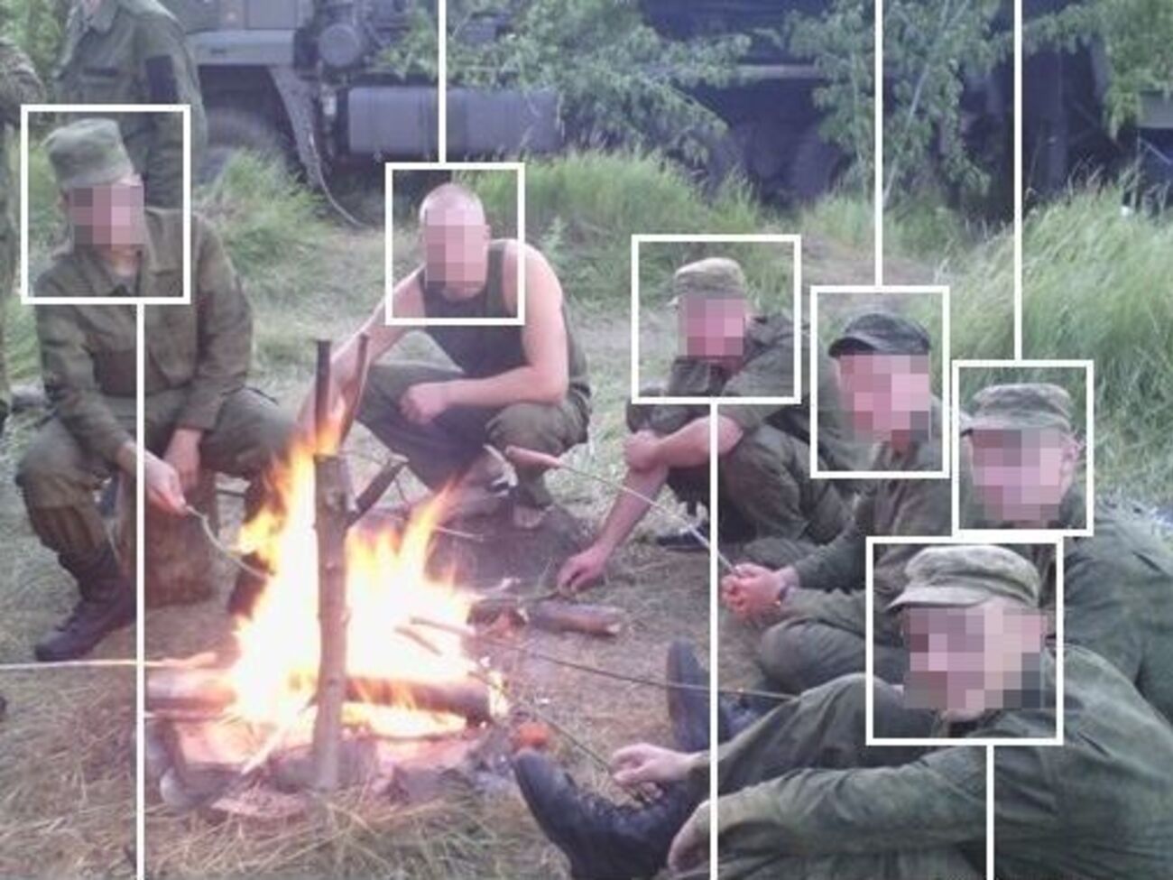 На фото, яку наводить Bellingcat, обличчя російських солдатів заретушовані