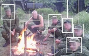На фото, яку наводить Bellingcat, обличчя російських солдатів заретушовані